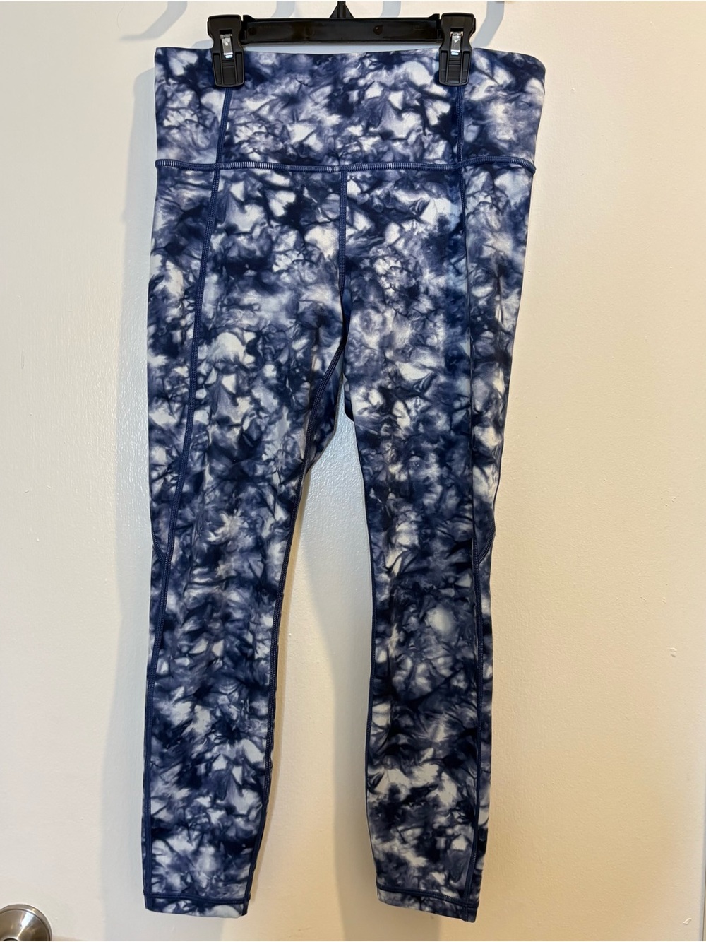 Athleta Tye Dye Salutation PowerVita cropped Leggings 21” Medium Mid Waist